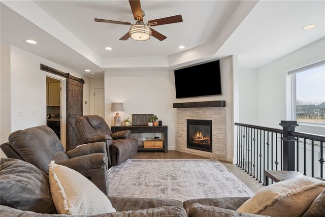 5946 Rock Ridge Dr, Marion, IA 52302