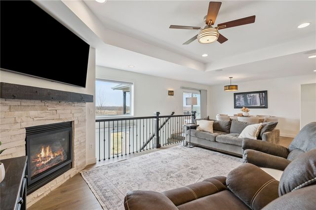 5946 Rock Ridge Dr, Marion, IA 52302