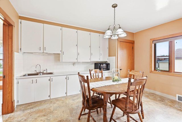 709 W NORTH WATER STREET, New London, WI 54961