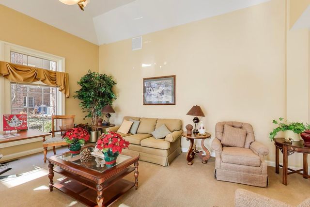 605 Barrington Avenue 140, East Dundee, IL 60118