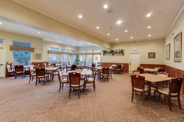 605 Barrington Avenue 140, East Dundee, IL 60118