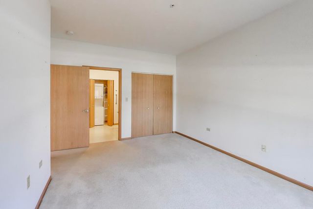 605 Barrington Avenue 140, East Dundee, IL 60118