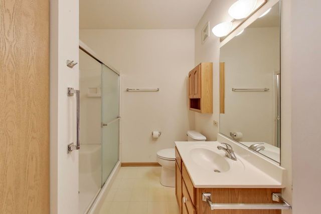 605 Barrington Avenue 140, East Dundee, IL 60118