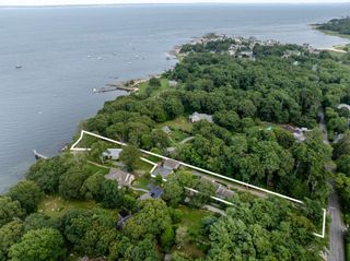 94 Aucoot Rd, Mattapoisett, MA 02739