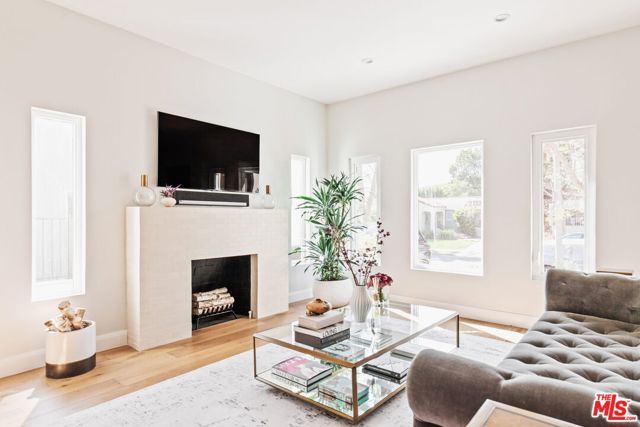 746 N MANSFIELD Avenue, Los Angeles, CA 90038