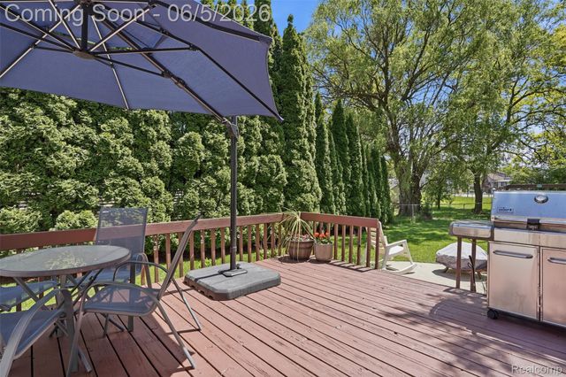 16128 Touraine Drive, Clinton Charter Township, MI 48038