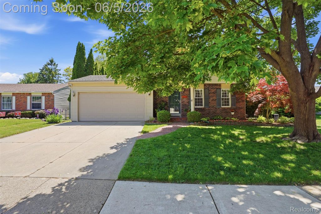 16128 Touraine Drive, Clinton Charter Township, MI 48038
