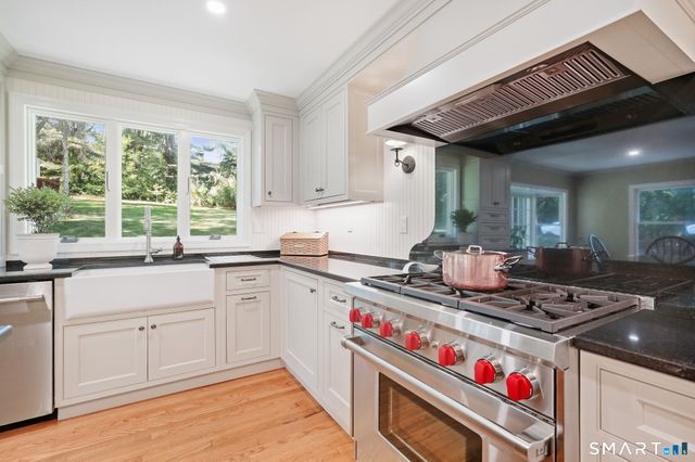 5 Dominique Lane, Simsbury, CT 06070