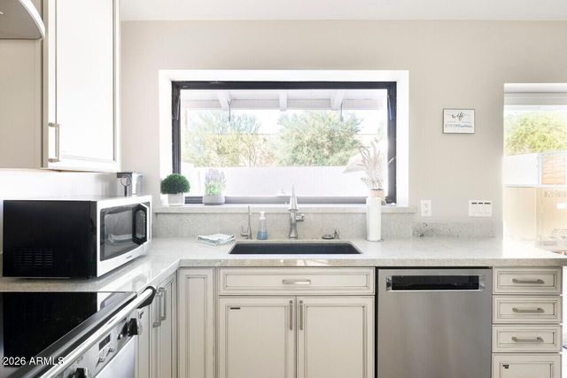 3037 E CLARENDON Avenue, Phoenix, AZ 85016