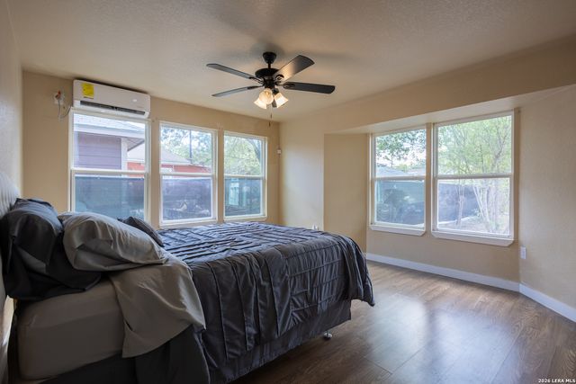 1010 W Lynwood Ave, San Antonio, TX 78201