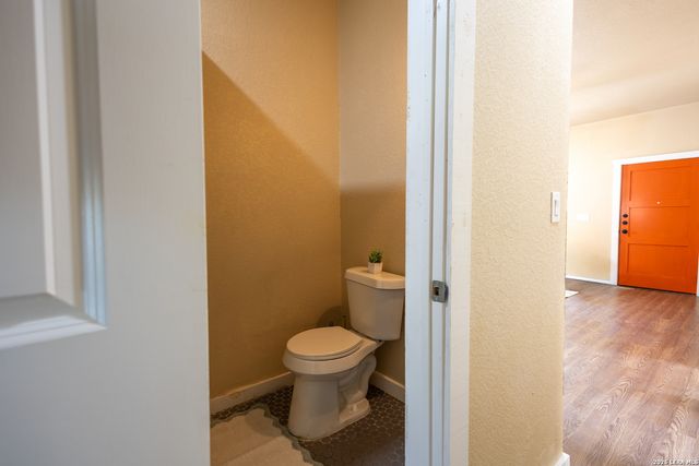 1010 W Lynwood Ave, San Antonio, TX 78201