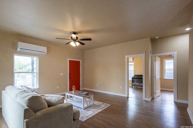 1010 W Lynwood Ave, San Antonio, TX 78201