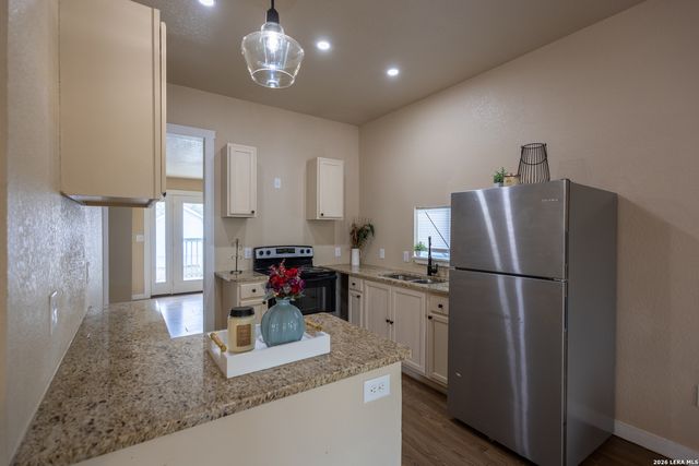 1010 W Lynwood Ave, San Antonio, TX 78201