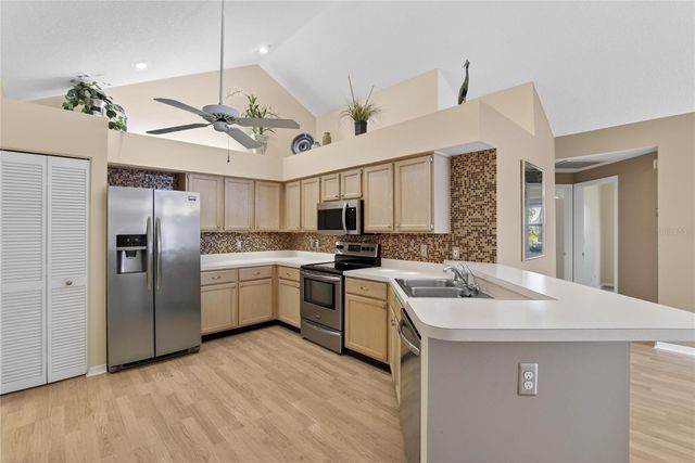 1111 GOLFVIEW WOODS DRIVE 1111, Sun City Center, FL 33573