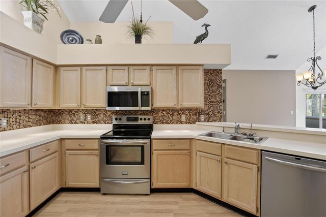 1111 GOLFVIEW WOODS DRIVE 1111, Sun City Center, FL 33573