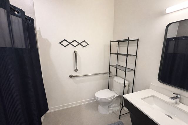 4513 N CLARK Street 203, Chicago, IL 60640