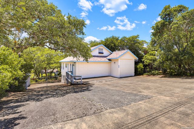 928 PEBBLE BEACH RD, Lakehills, TX 78063