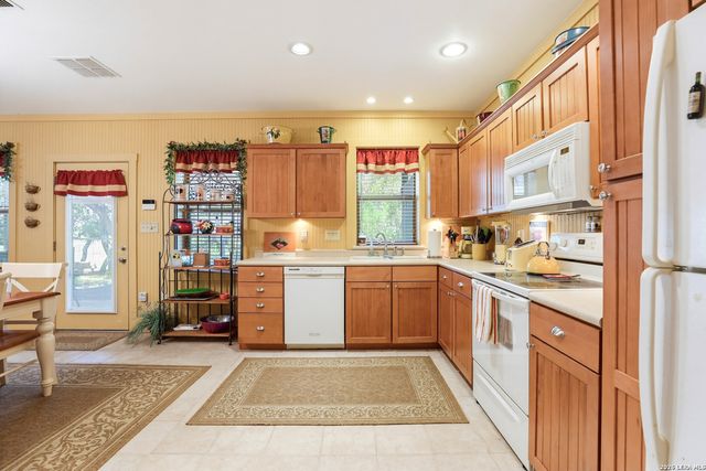 928 PEBBLE BEACH RD, Lakehills, TX 78063