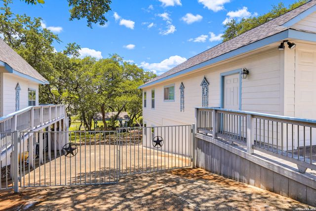 928 PEBBLE BEACH RD, Lakehills, TX 78063