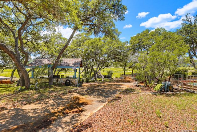 928 PEBBLE BEACH RD, Lakehills, TX 78063