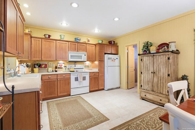 928 PEBBLE BEACH RD, Lakehills, TX 78063