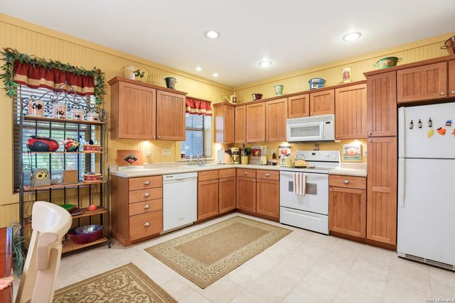928 PEBBLE BEACH RD, Lakehills, TX 78063