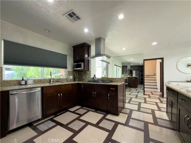 5836 Winnetka Avenue, Woodland Hills, CA 91367