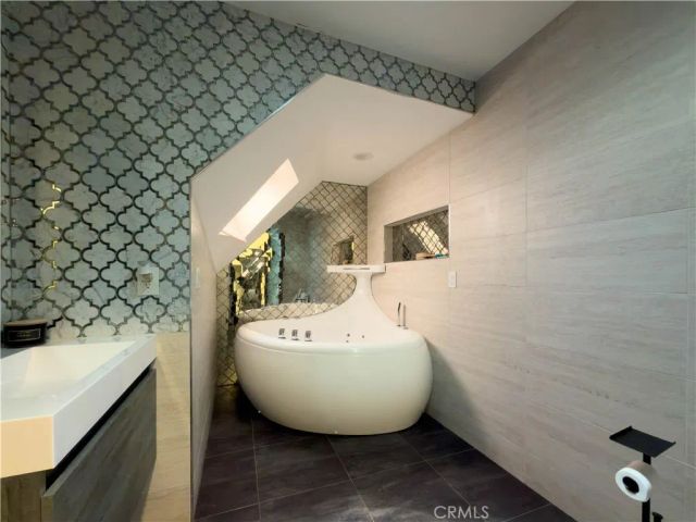 5836 Winnetka Avenue, Woodland Hills, CA 91367
