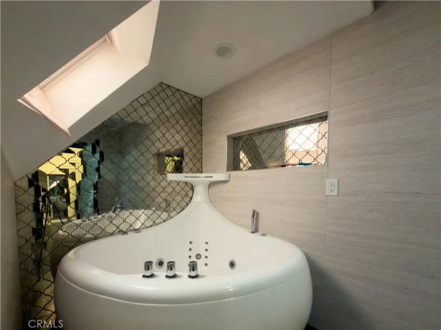 5836 Winnetka Avenue, Woodland Hills, CA 91367