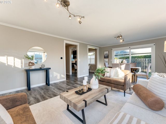 672 S FIR St, Canby, OR 97013