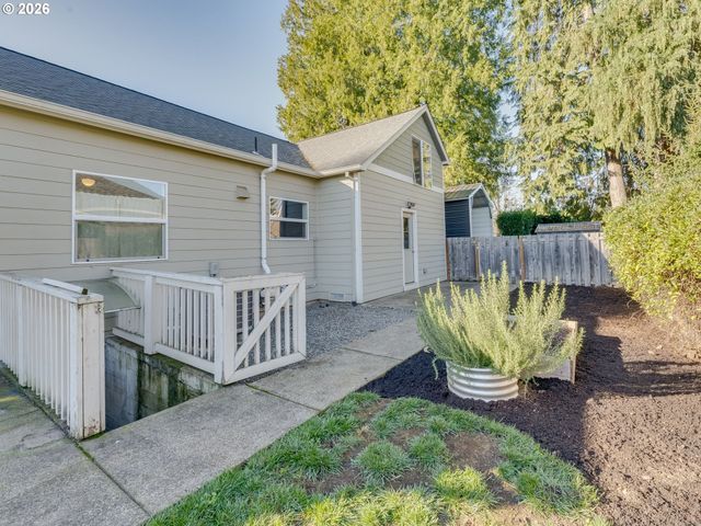 672 S FIR St, Canby, OR 97013