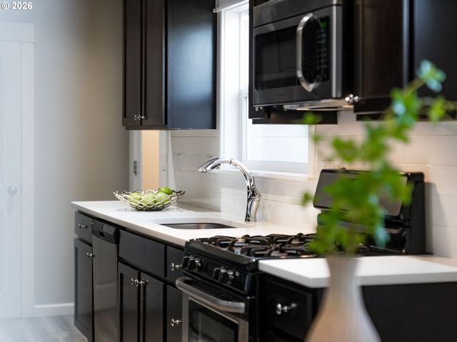 672 S FIR St, Canby, OR 97013