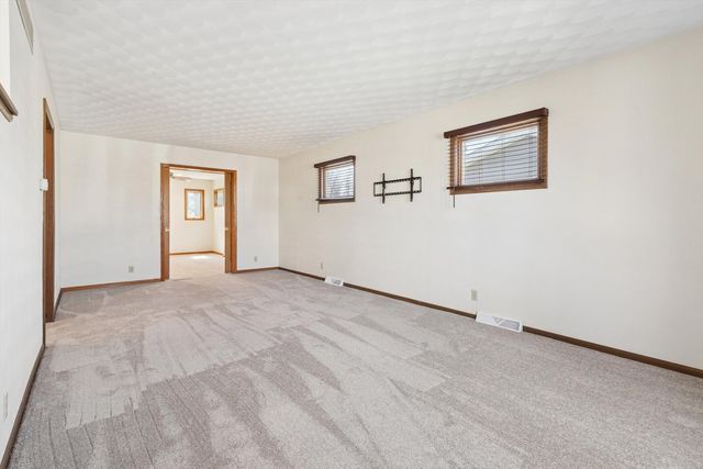 1127 15th Street, Dewitt, IA 52742