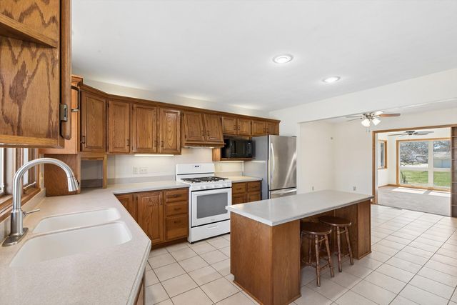 1127 15th Street, Dewitt, IA 52742