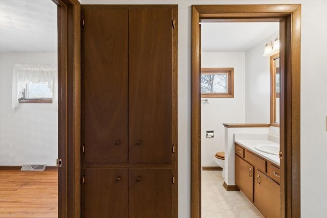 1127 15th Street, Dewitt, IA 52742