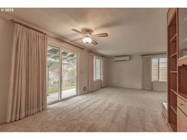 4494 CASCADE Dr, Eugene, OR 97402