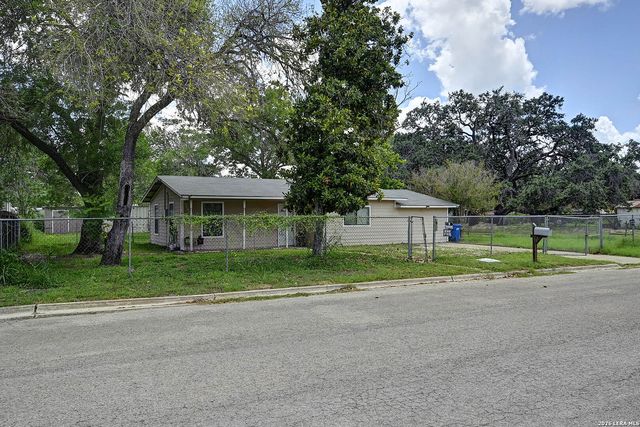 904 San Antonio, Pleasanton, TX 78064