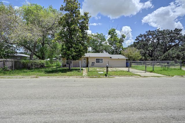 904 San Antonio, Pleasanton, TX 78064