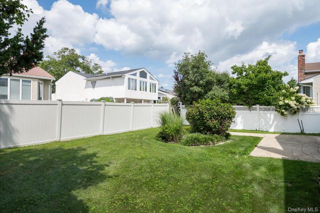 2075 Berkley Lane, Merrick, NY 11566