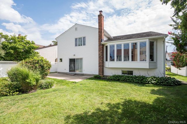 2075 Berkley Lane, Merrick, NY 11566