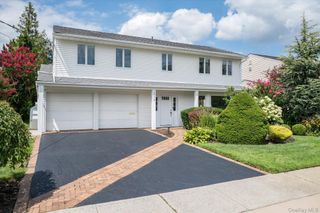 2075 Berkley Lane, Merrick, NY 11566