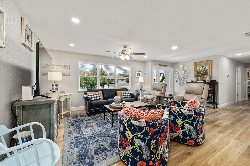 Image 2 of property listing at 723 SE 40TH TERRACE, Ocala, FL 34471