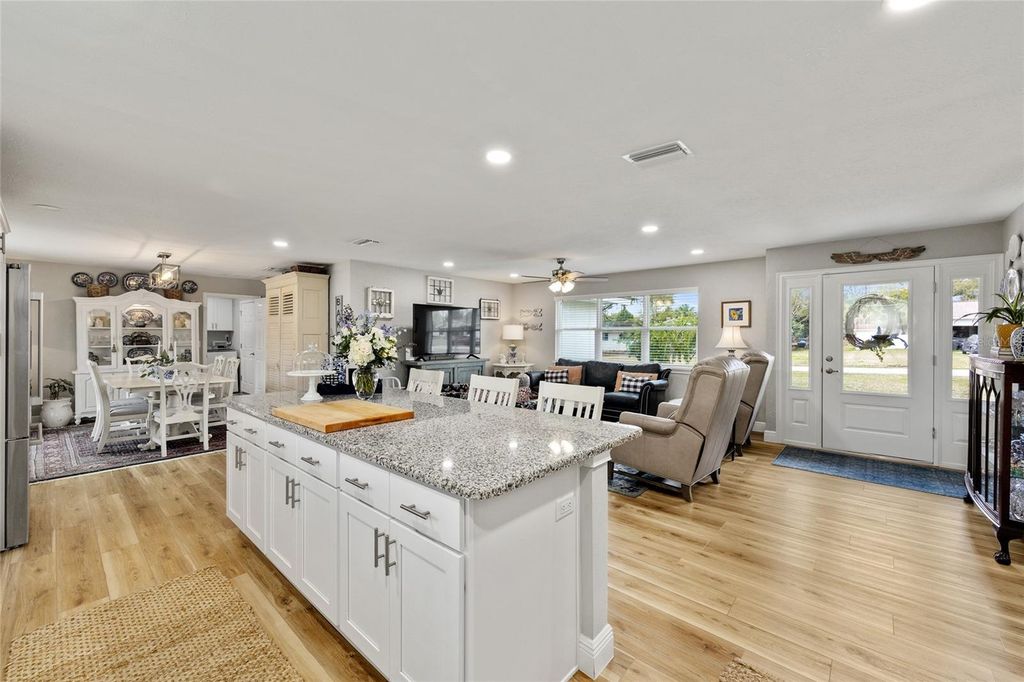 Image 4 of property listing at 723 SE 40TH TERRACE, Ocala, FL 34471