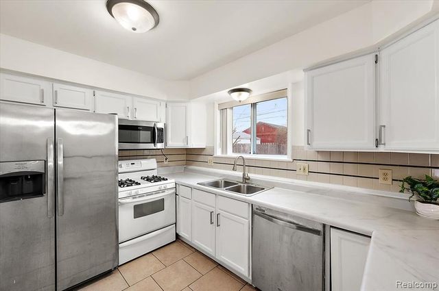 32416 Exeter Drive, Warren, MI 48092