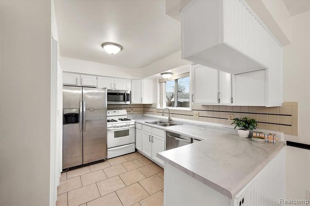 32416 Exeter Drive, Warren, MI 48092