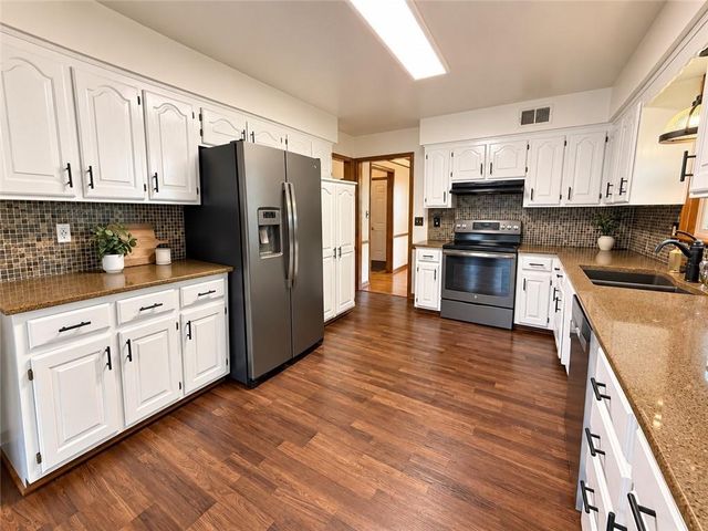 1313 NW Porter Drive, Blue Springs, MO 64015