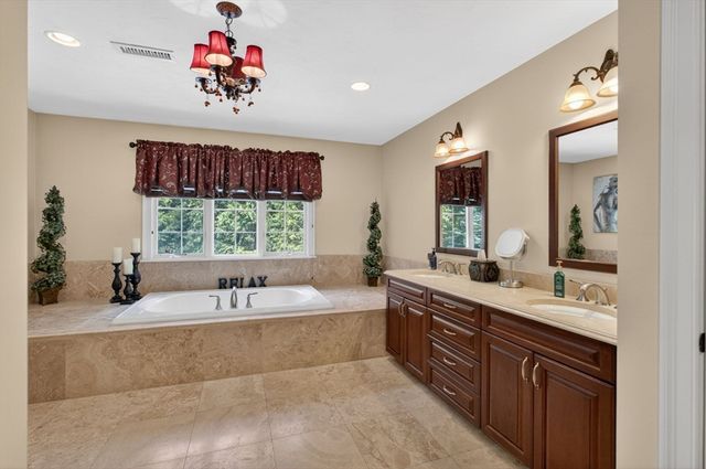 4 Shipley Ct, Middleton, MA 01949