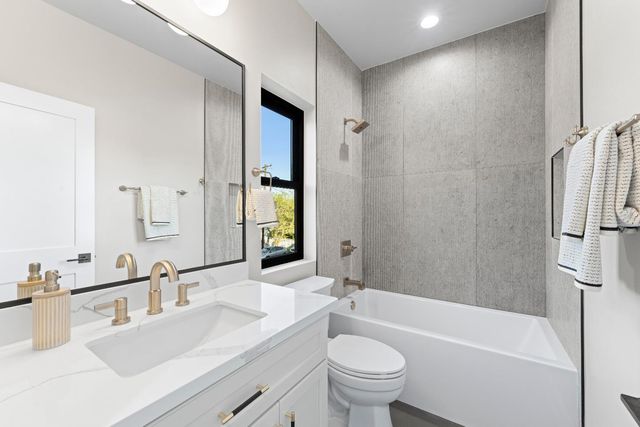 141 Birch St, Roseville, CA 95678