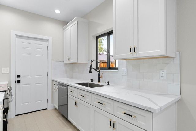 141 Birch St, Roseville, CA 95678