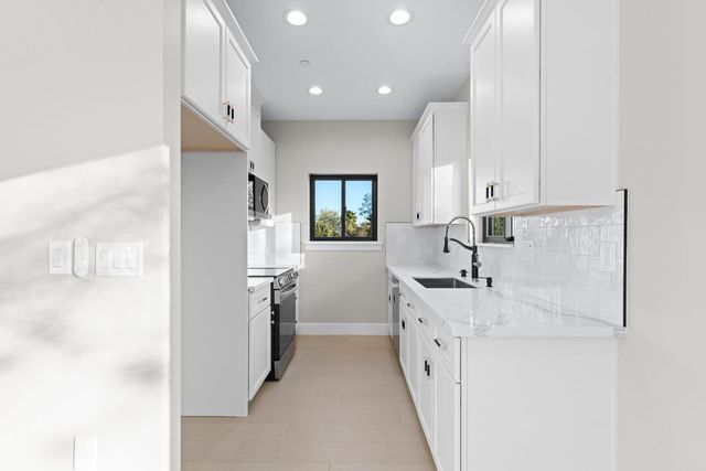 141 Birch St, Roseville, CA 95678